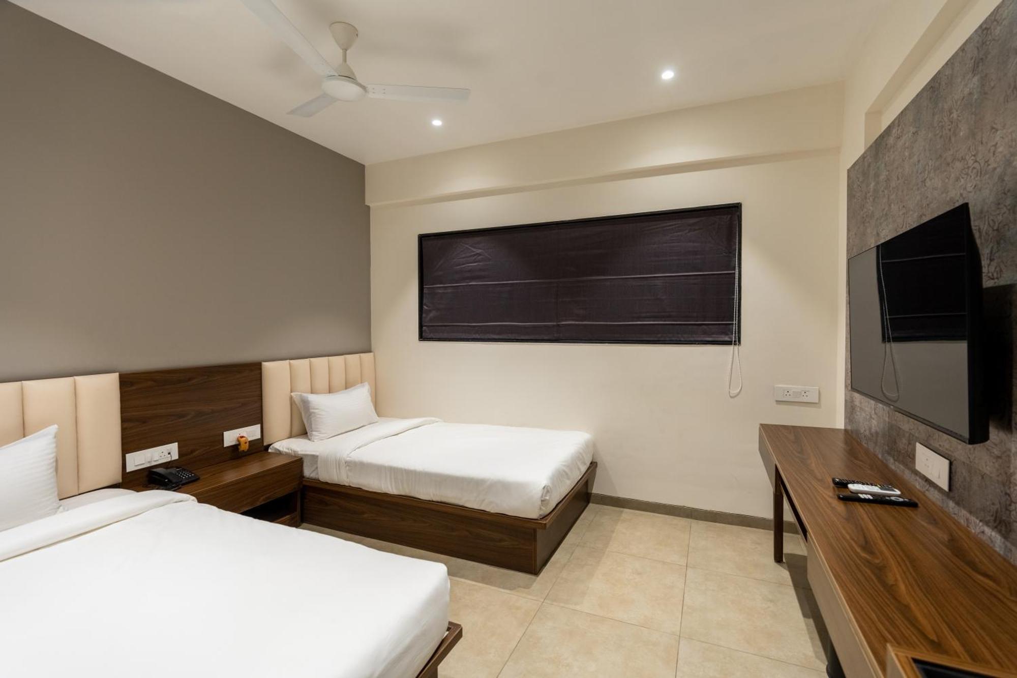 The Living Hub Business Hotel, Kolhapur Exterior photo