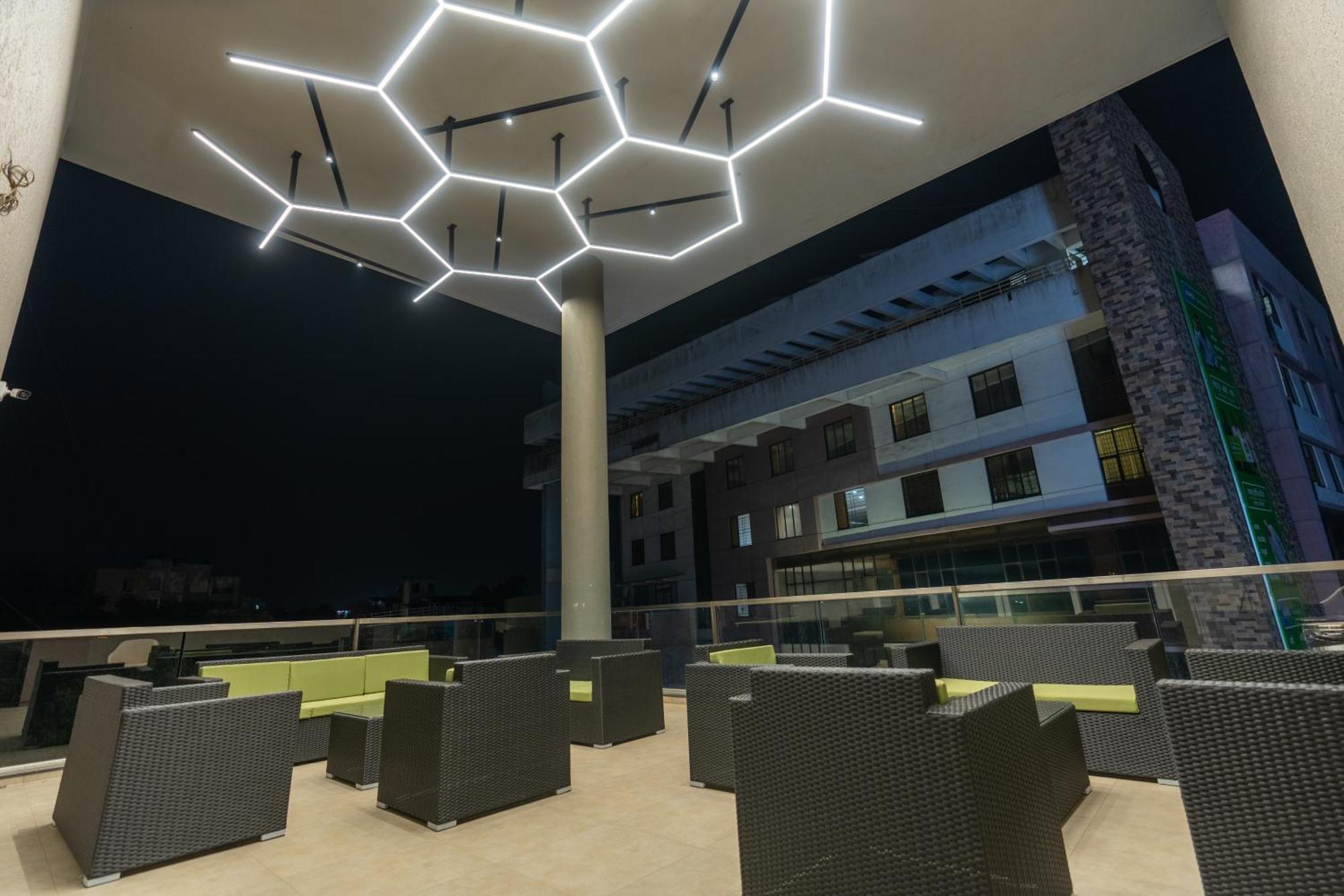 The Living Hub Business Hotel, Kolhapur Exterior photo
