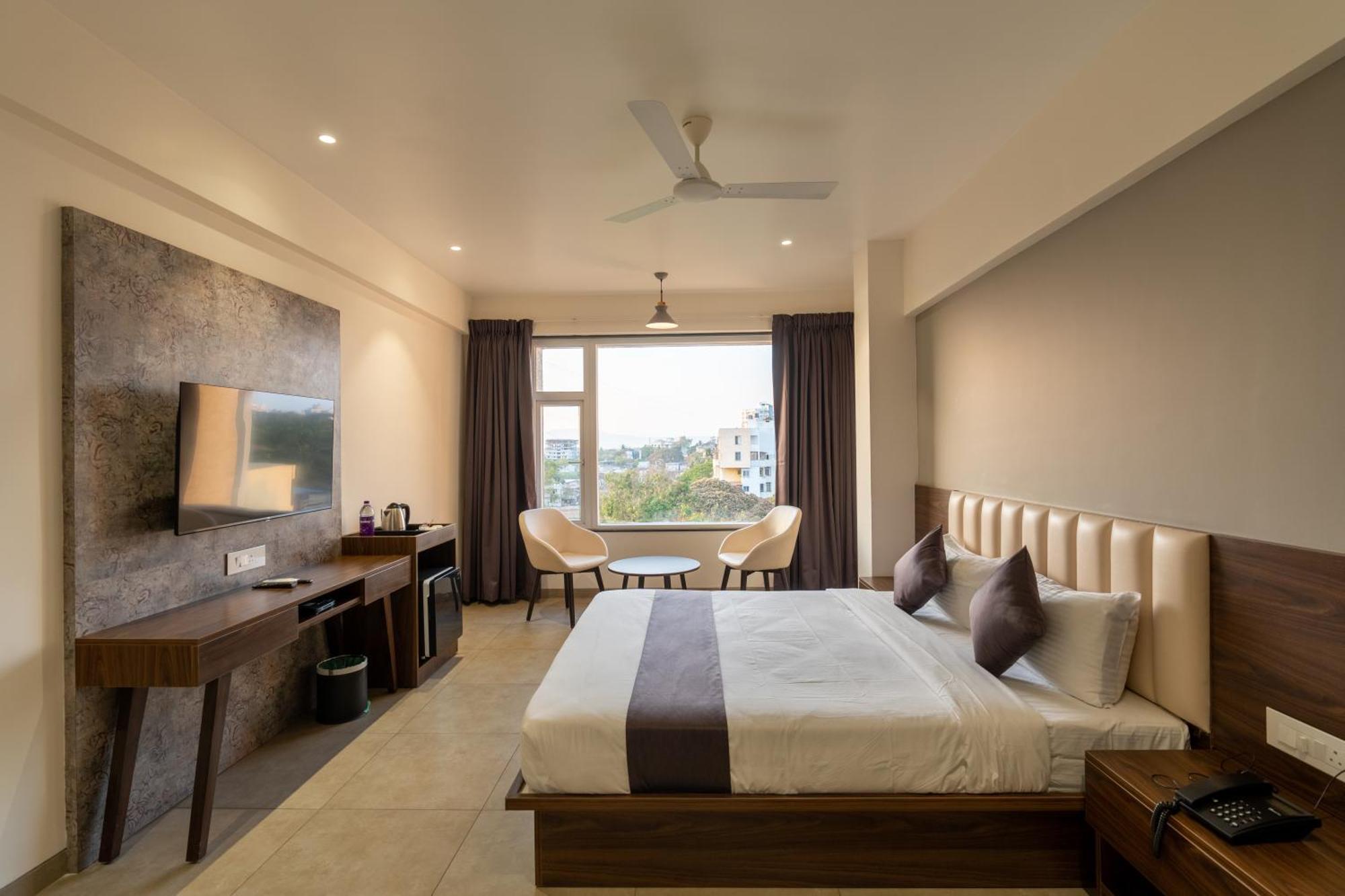 The Living Hub Business Hotel, Kolhapur Exterior photo