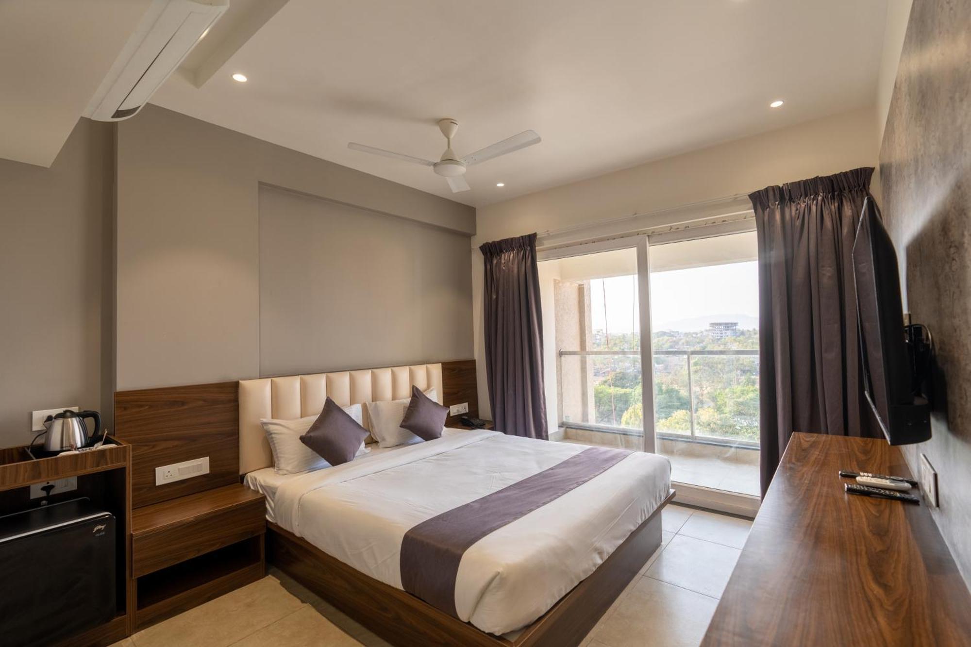 The Living Hub Business Hotel, Kolhapur Exterior photo
