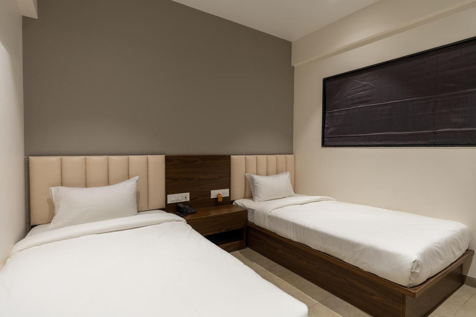 The Living Hub Business Hotel, Kolhapur Exterior photo