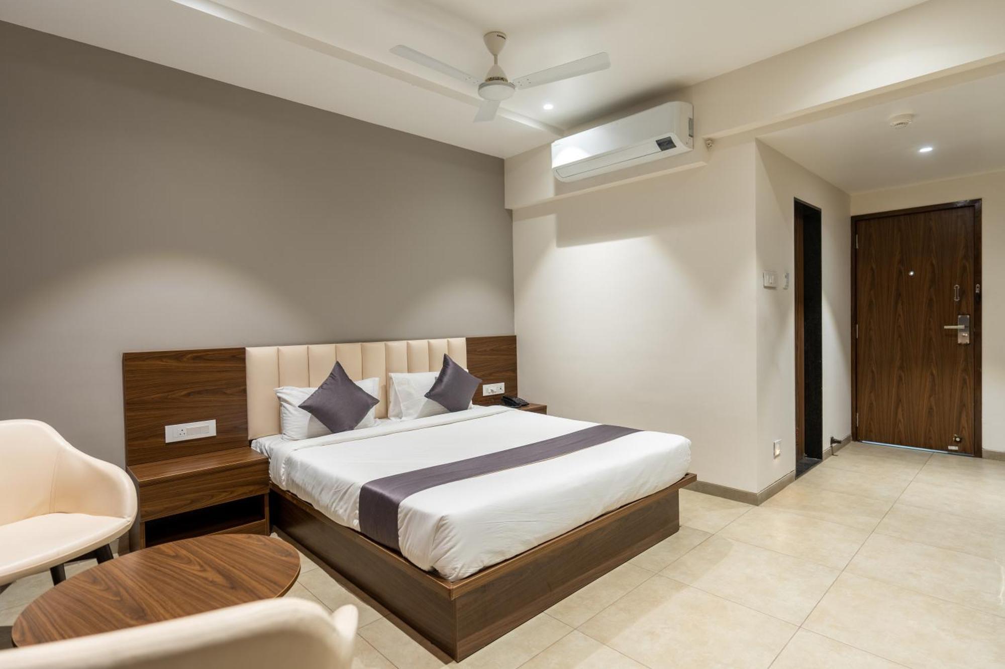 The Living Hub Business Hotel, Kolhapur Exterior photo