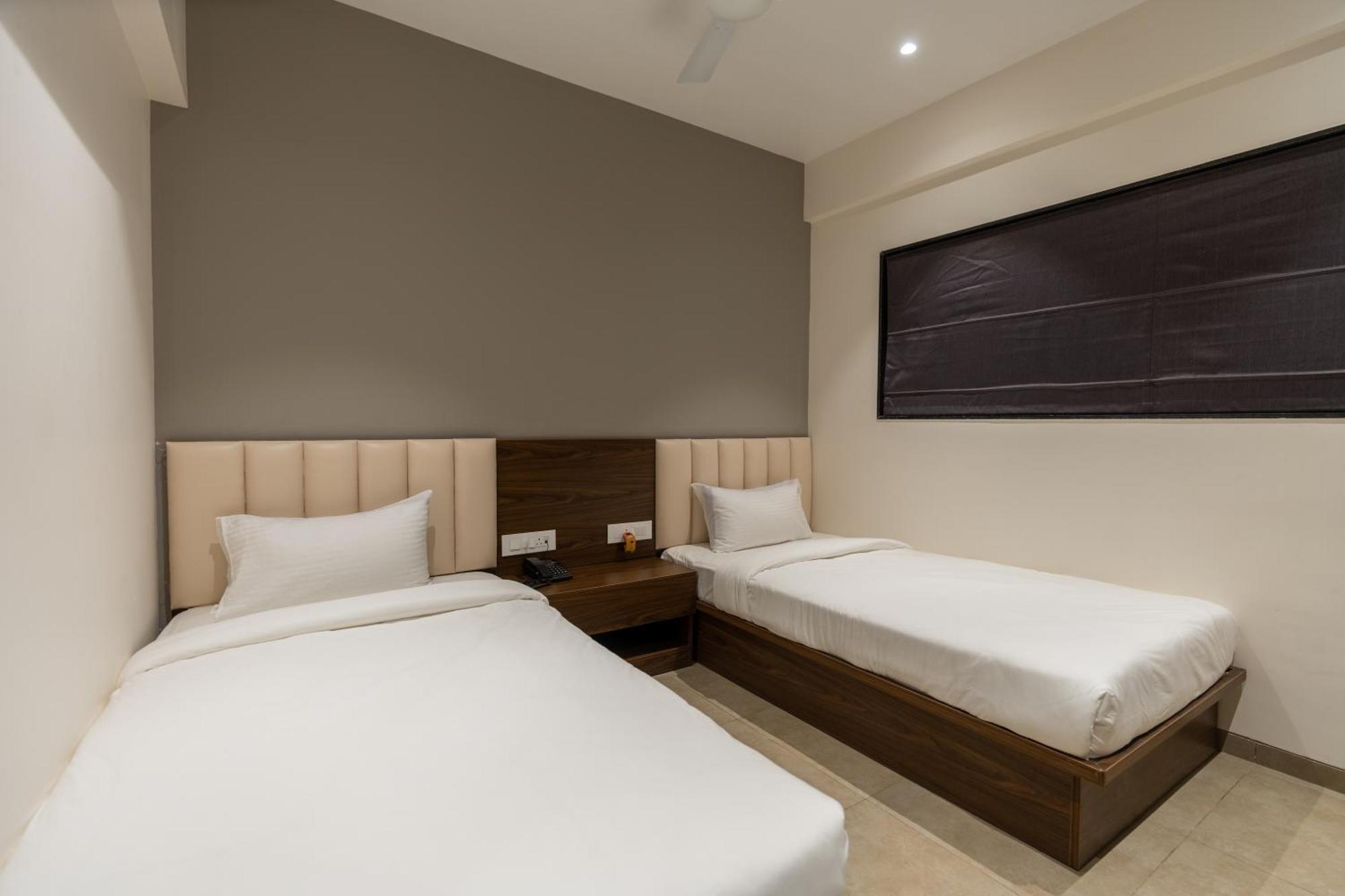 The Living Hub Business Hotel, Kolhapur Exterior photo