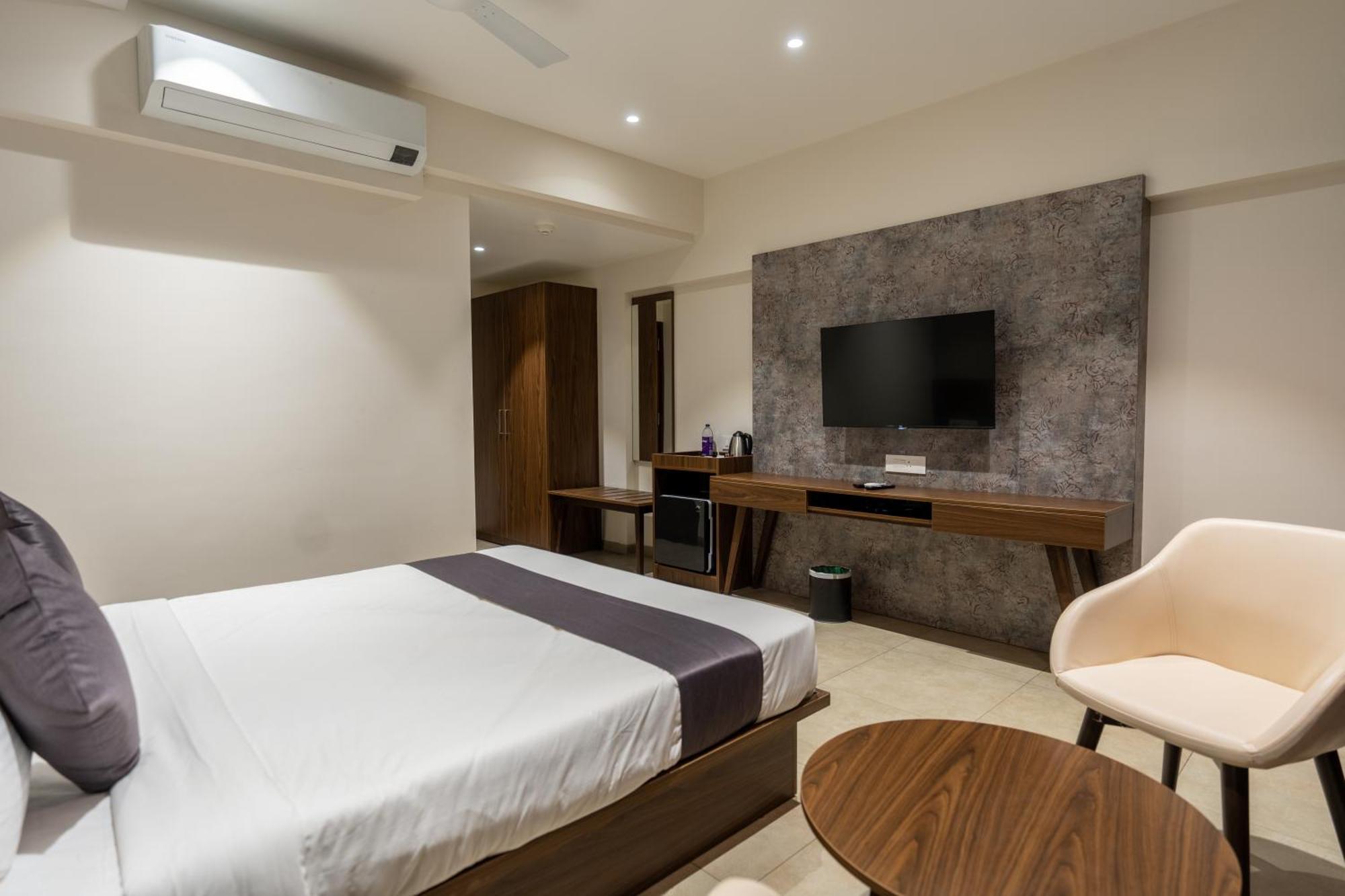 The Living Hub Business Hotel, Kolhapur Exterior photo