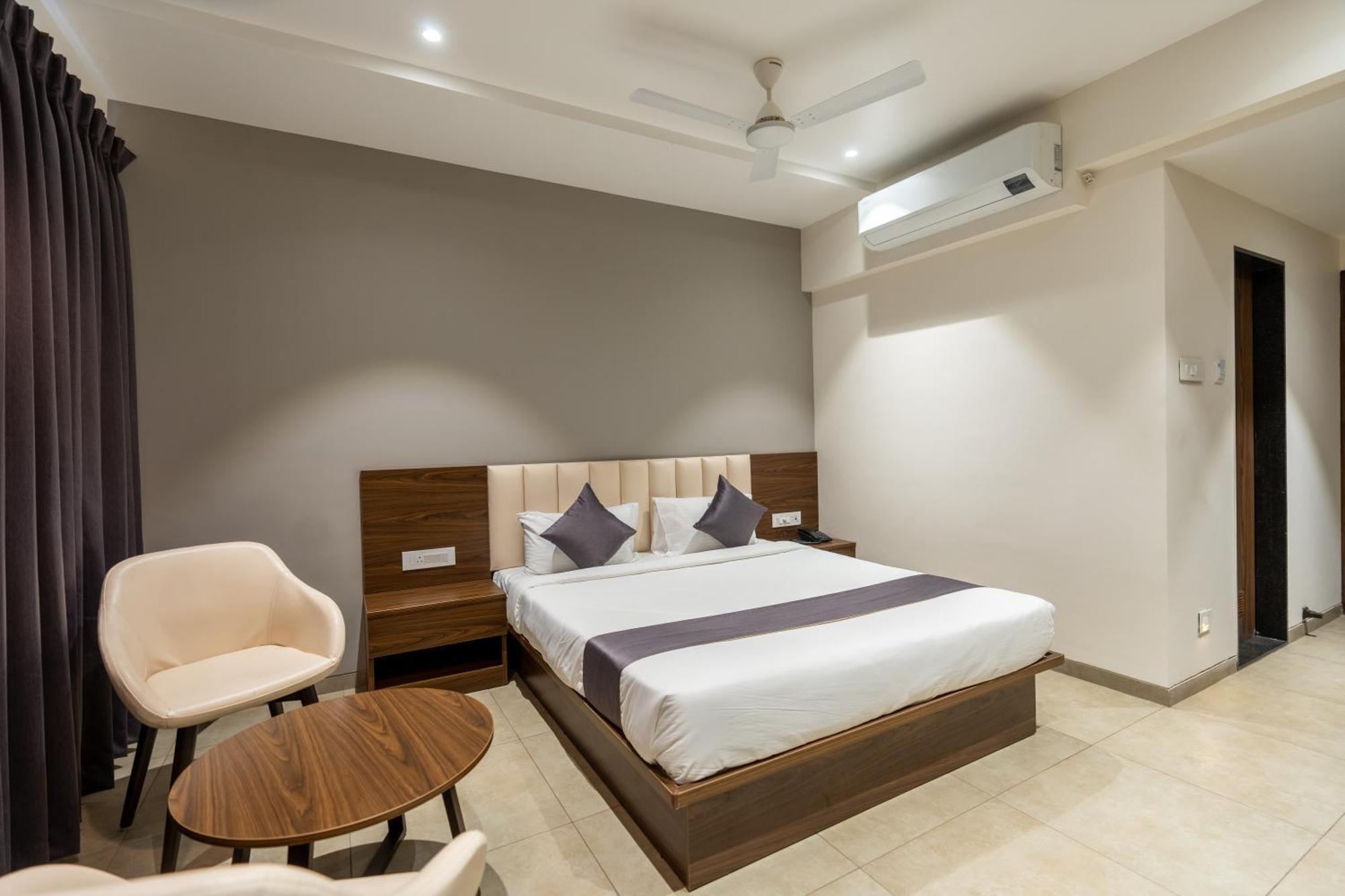 The Living Hub Business Hotel, Kolhapur Exterior photo